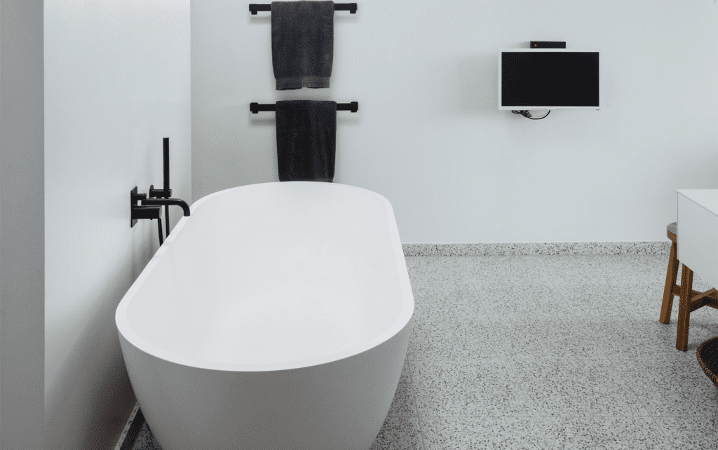 Badkamer met vrijstaand ligbad