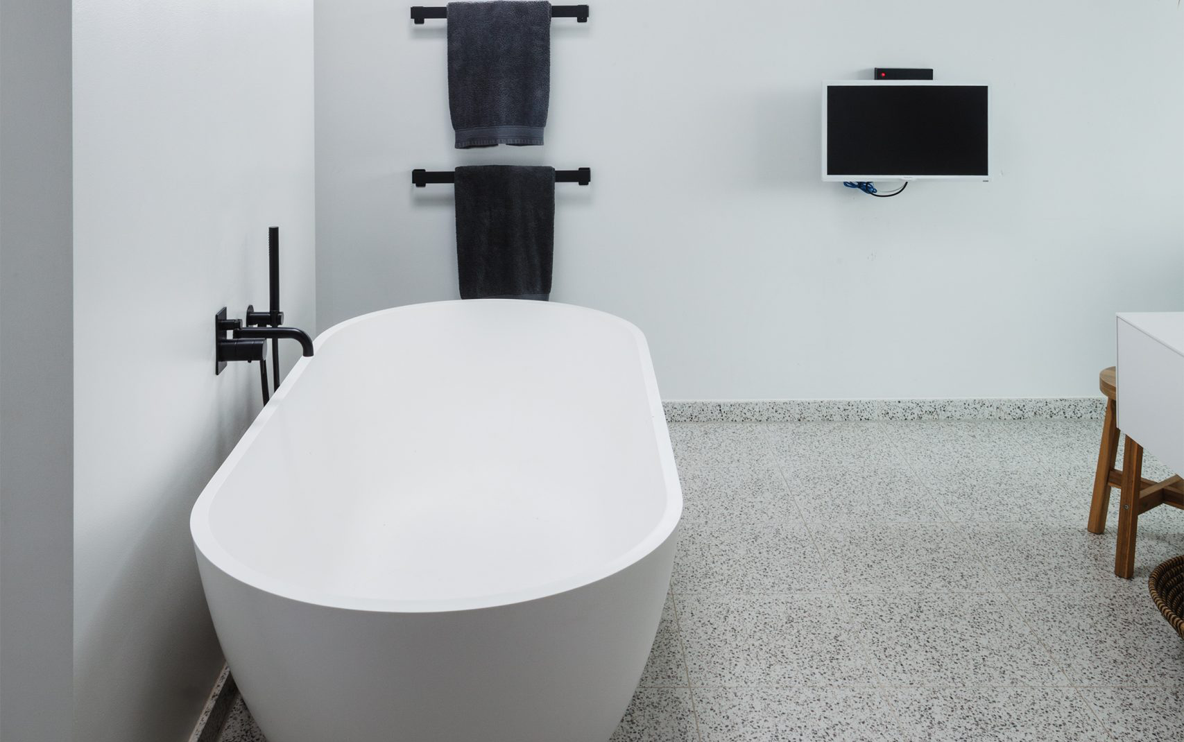 Badkamer met vrijstaand ligbad